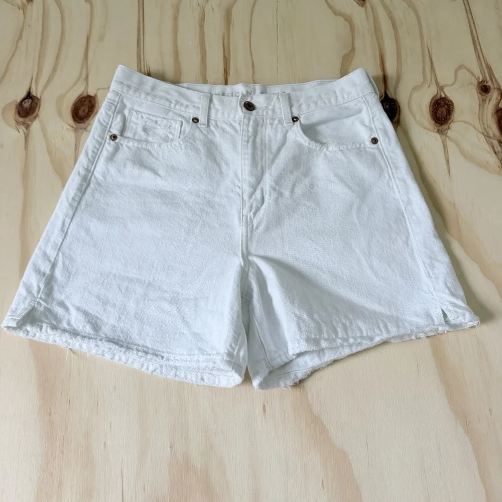 American Eagle Size 6 Baggy Mom Denim Shorts white distressed